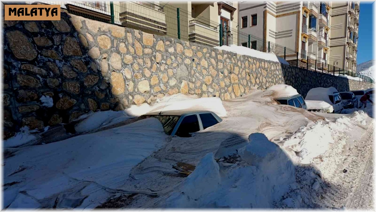 Darende'de kar araç boyunu aştı