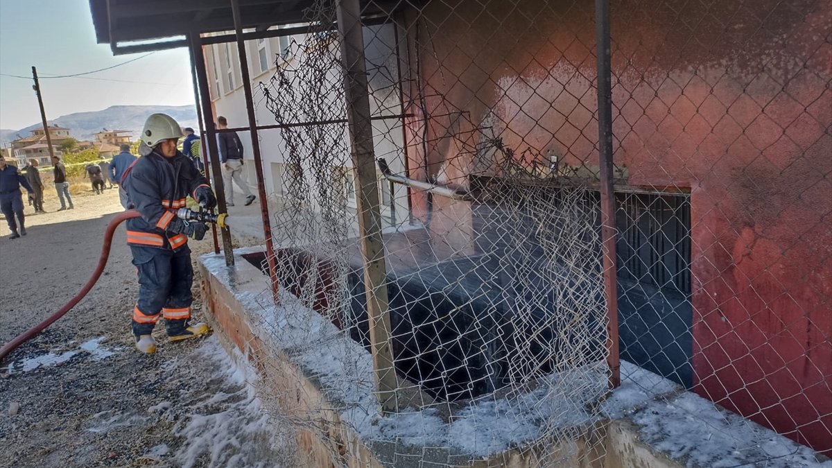 Darende'de okulun kazan dairesinde çıkan yangın söndürüldü