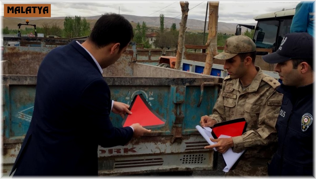 Darende'de sürücülere reflektör dağıtıldı
