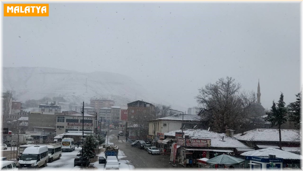 Darende ilçesinde kar yağışı etkili oluyor
