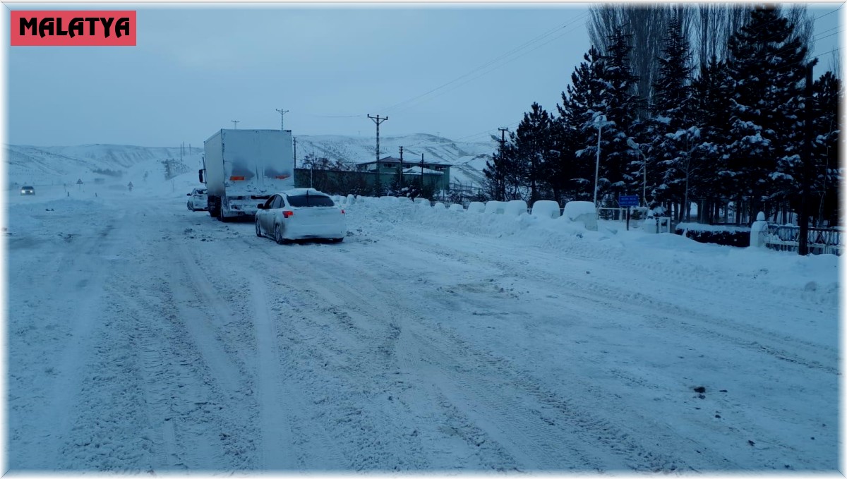 Darende-Kayseri karayolu ulaşıma kapandı