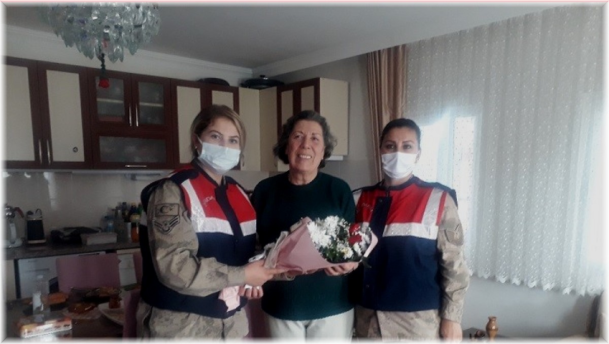 Darende'nin tek kadın muhtarına çiçekli kutlama