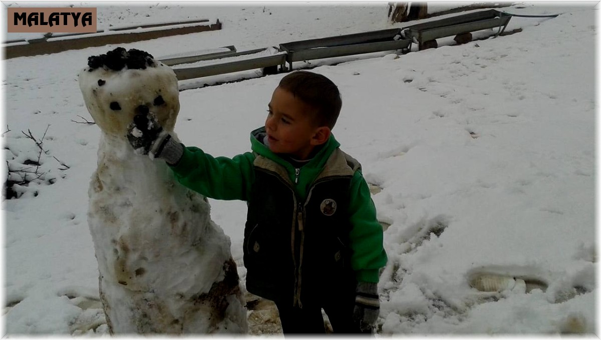 Darende'ye mevsimin ilk kar yağışı sevindirdi