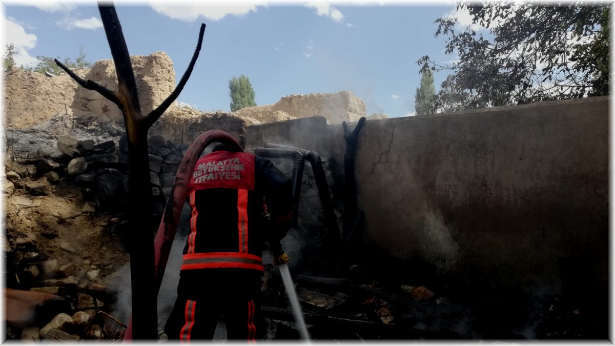 Darende’de ev yangını korkuttu