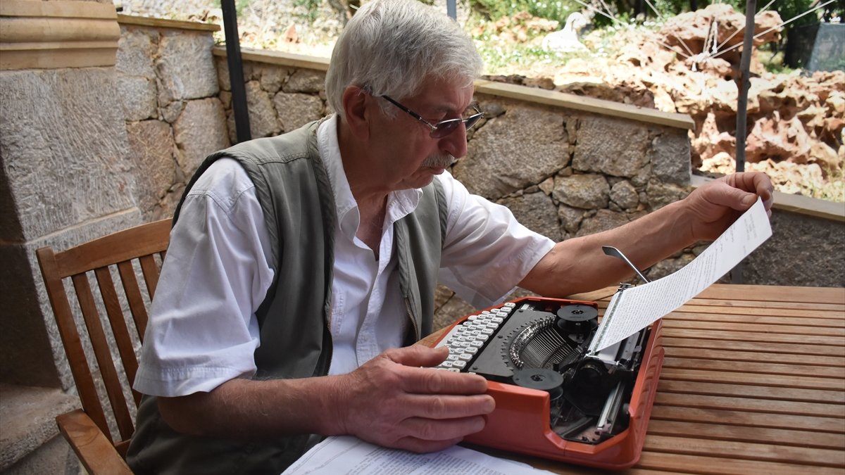 Dava dilekçelerini 46 yıldır daktilo ile yazıyor