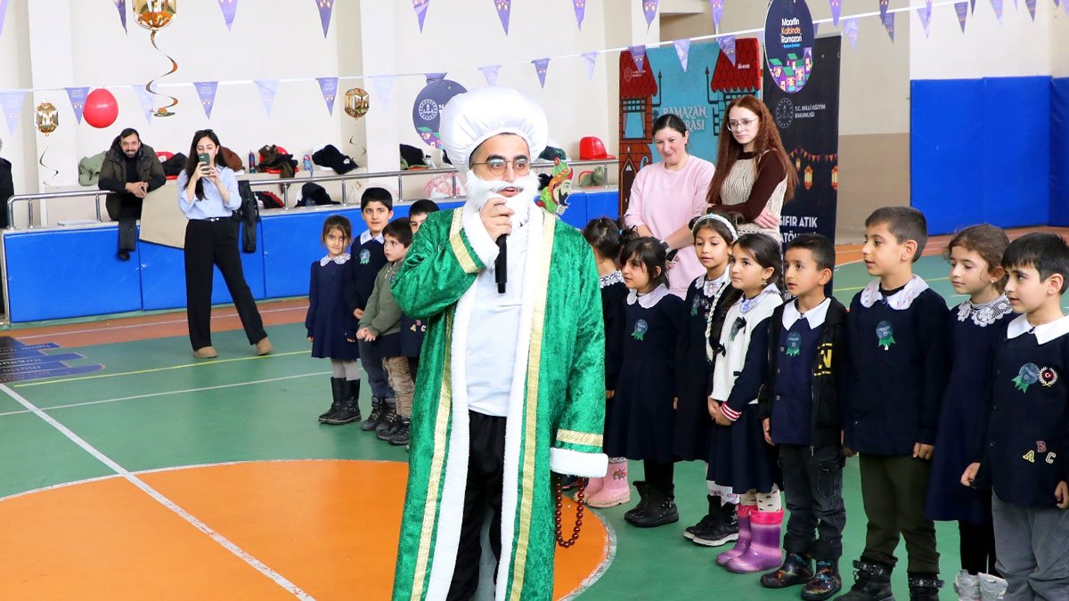 Davul manileriyle başladılar, Nasreddin Hoca’yla güldüler: Ağrı’da öğrencilerden Ramazan şenliği