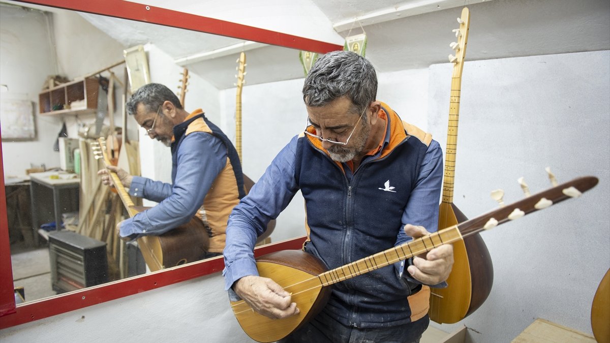 Dede mesleği bağlama ustalığını 43 yıldır aşkla yapıyor