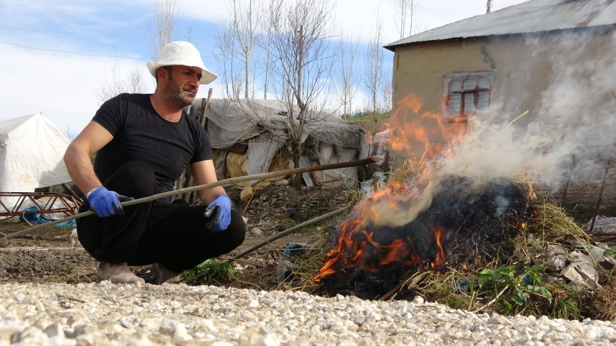 Dedesinden öğrendiği baston mesleğini köyünde sürdürüyor