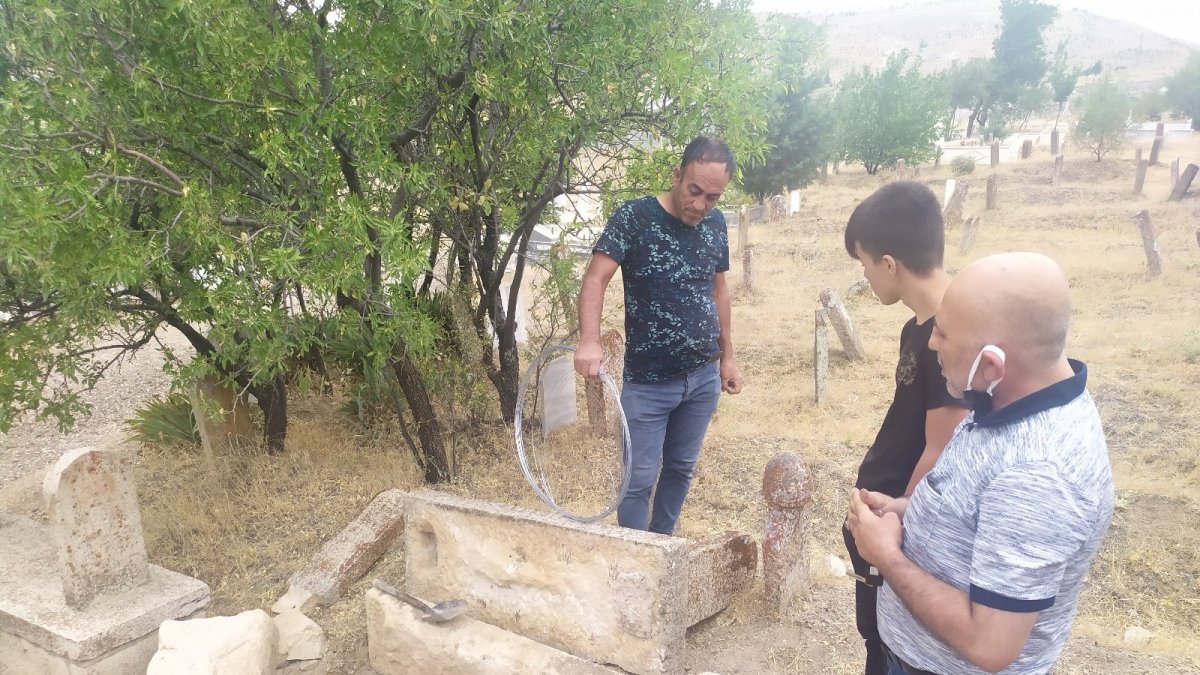 Define avcıları mezarlıkları tahrip etti