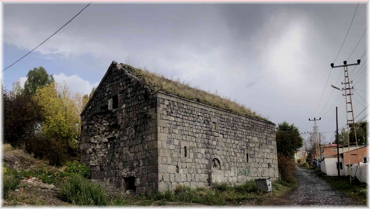 Defineciler 100 yıllık kiliseyi talan etti