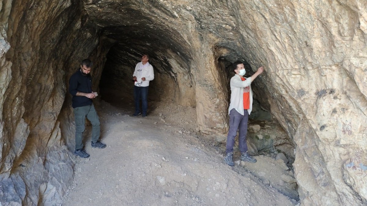 Defineciler 3 bin rakımdaki mağarayı tahrip etti