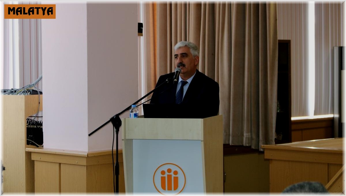 Dekan Erdem: "Akif, toplumu yönlendiren bir aydındır"