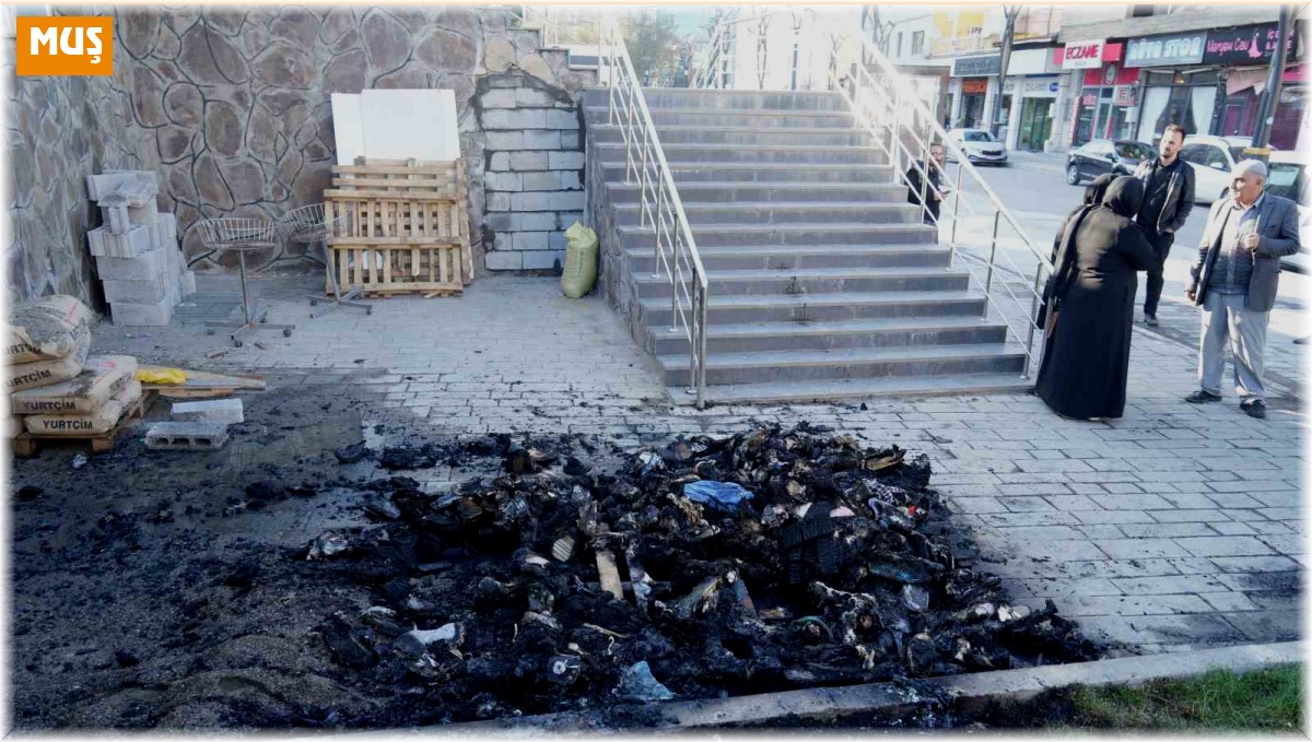 DEM Partili belediyeye tepki gösteren şahıs eşyalarını ateşe verdi