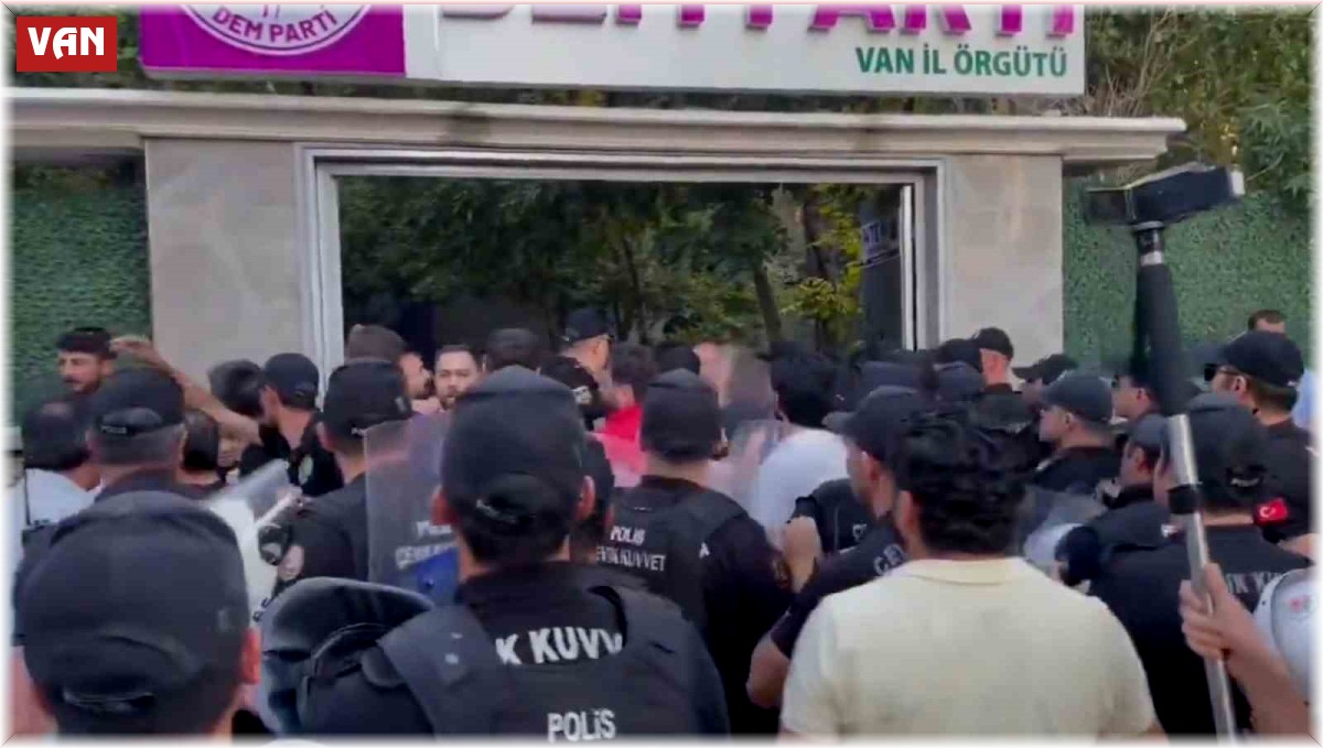 DEM Partililerin izinsiz gösterisine polis müdahalesi