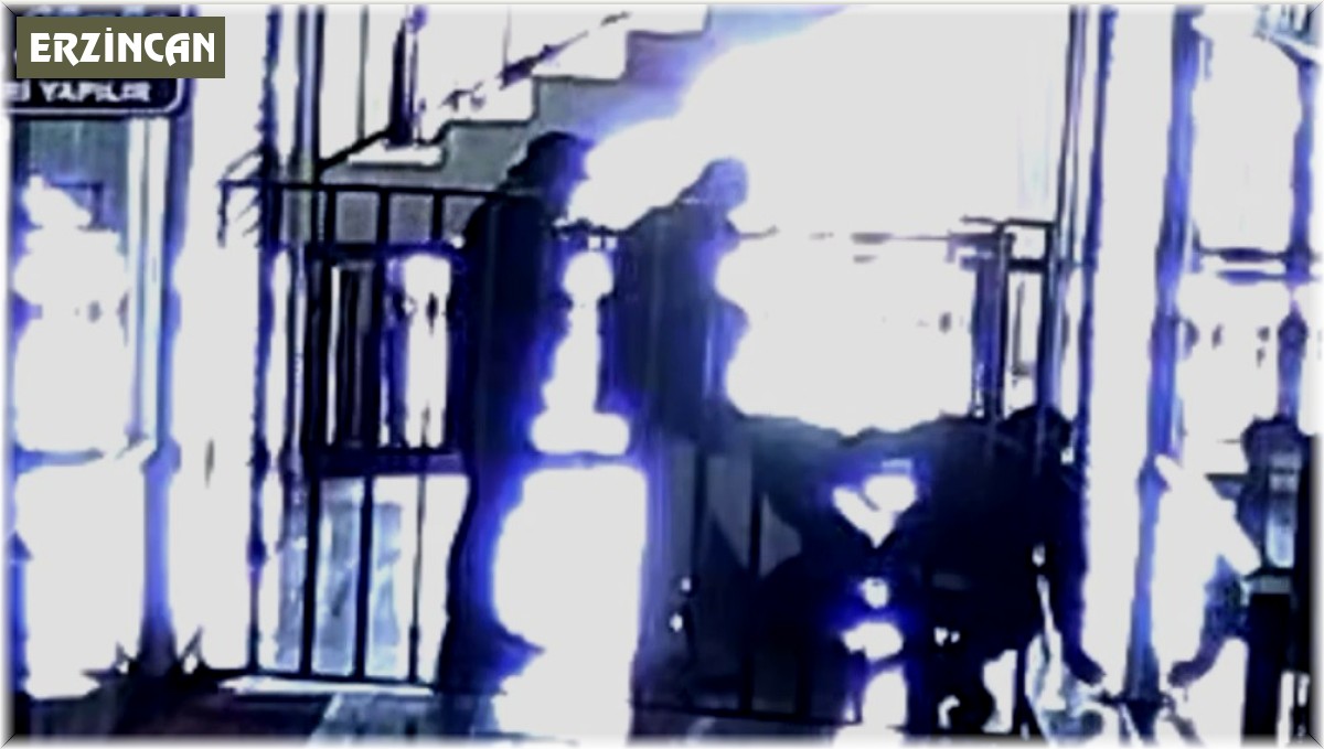 Demir korkuluktan aşmak isterken sırt üstü yere düştü