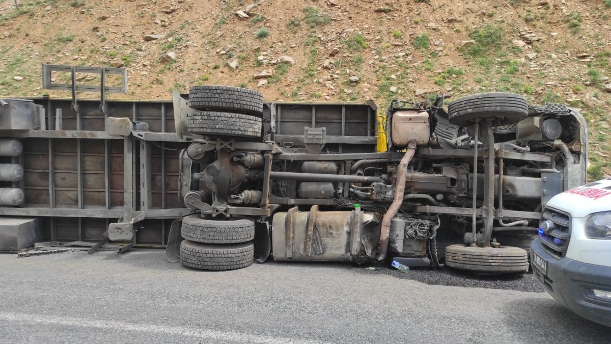Demir yüklü tır devrildi: 1 yaralı