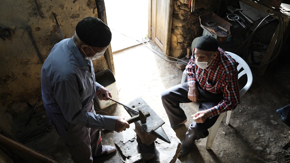 Demirci kuzen dedelerin örnek meslek aşkı