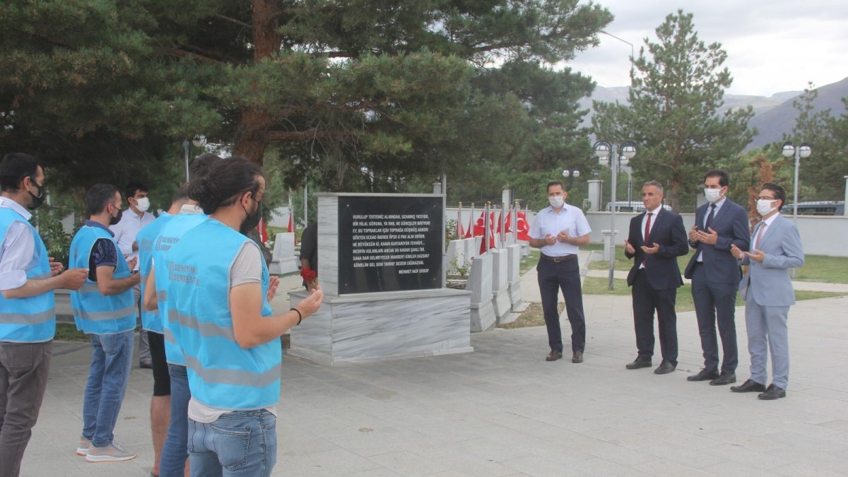 Denetimli serbestlik yükümlüleri şehitliğe karanfil bıraktı