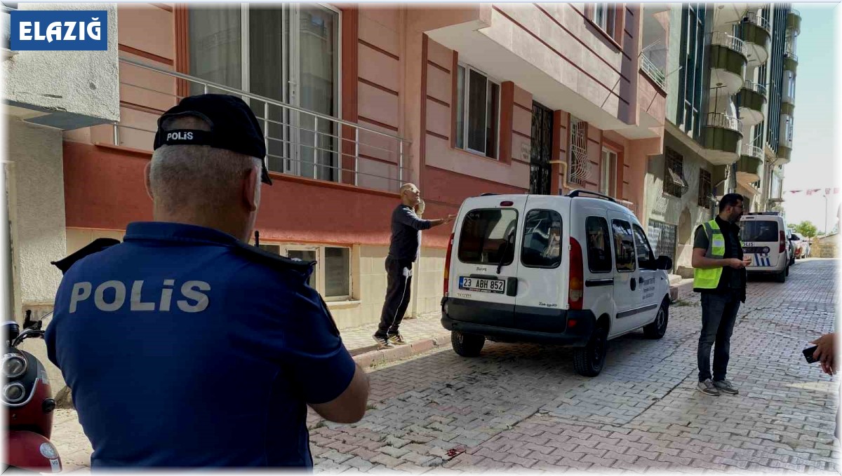 Dengesini kaybeden yaşlı kadın, 4'üncü kattan park halindeki otomobilin üzerine düştü