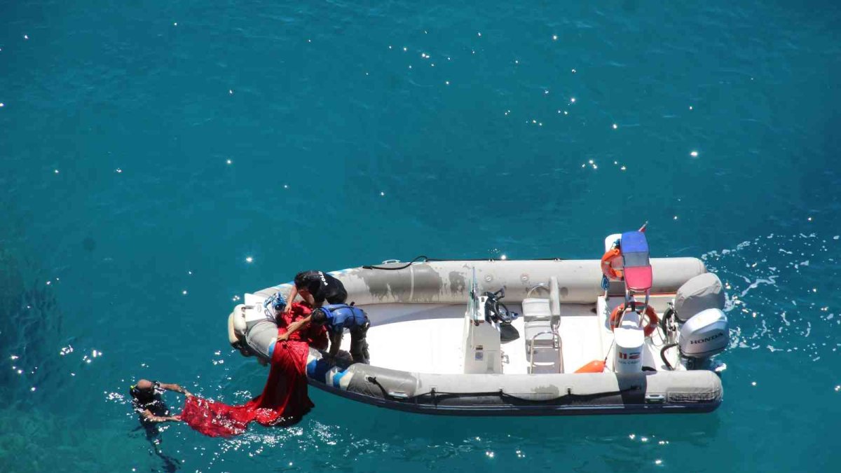 Deniz polisinden Türk bayrağı operasyonu