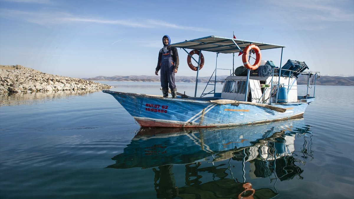 Denizsiz kentin balıkçıları Keban Baraj Gölü'nde zorlu av mesaisinde
