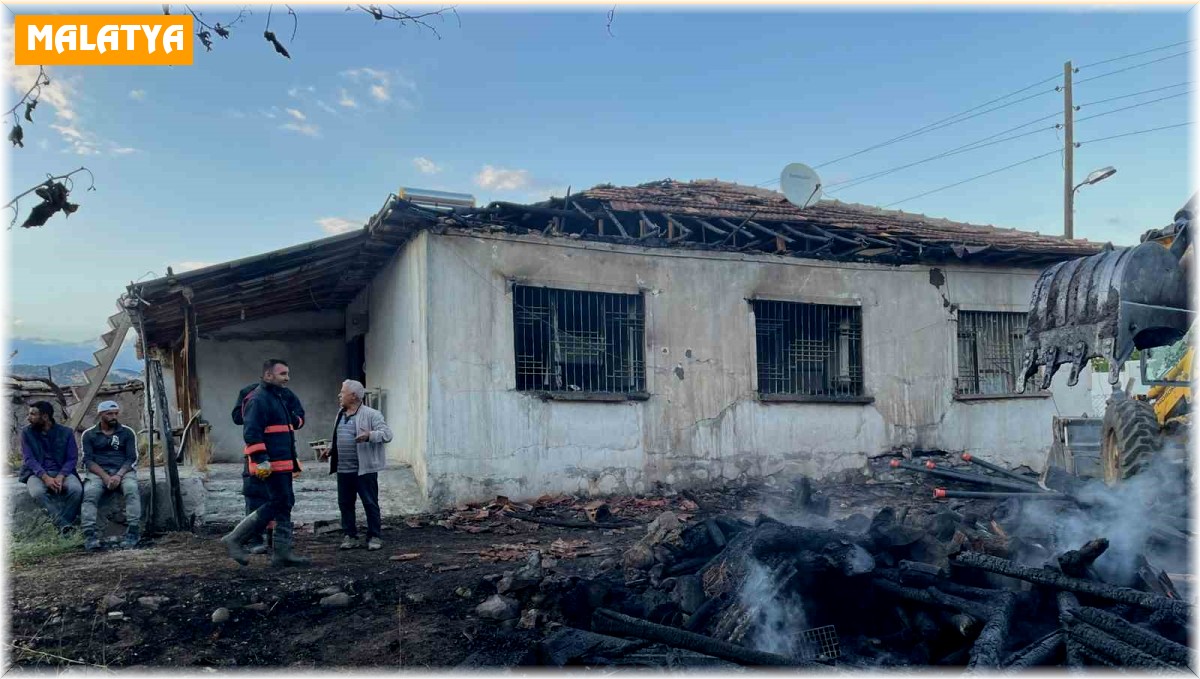 Depoda çıkan yangında tonlarca odun yandı