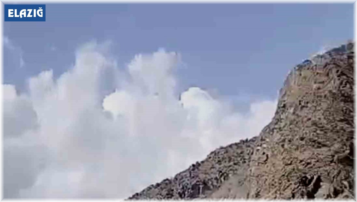 Deprem anında kayalar koptu