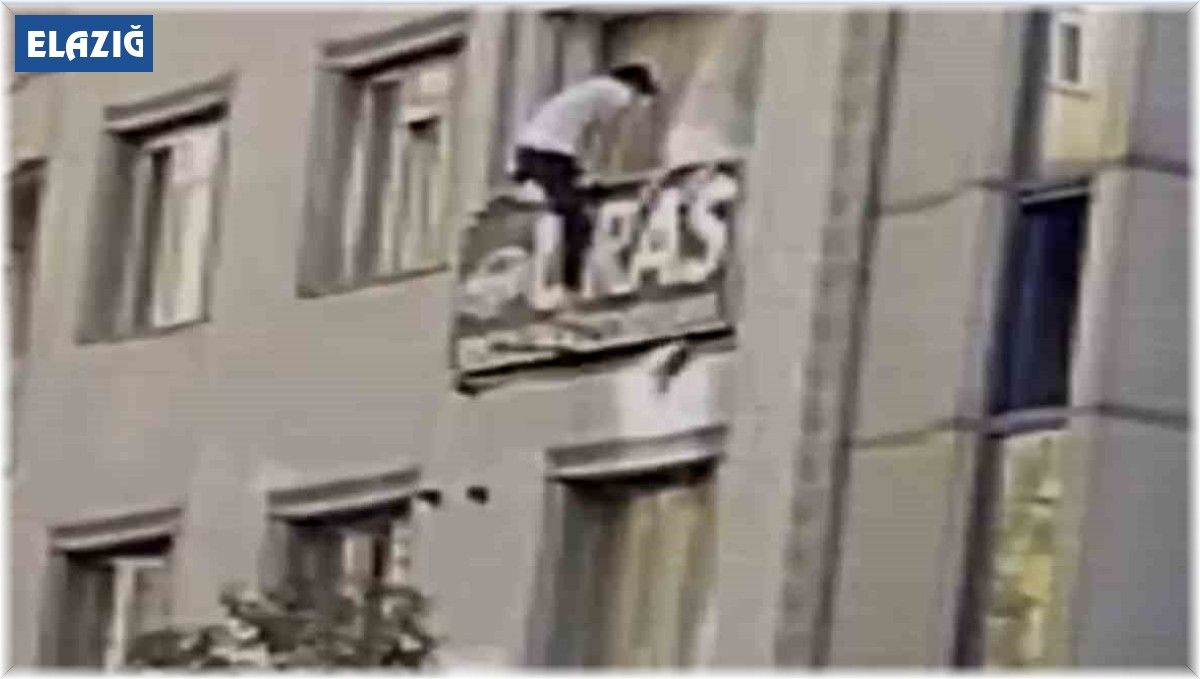 Deprem anında korkuyla balkondan atlamaya çalıştı, o anlar güvenlik kamerasına yansıdı