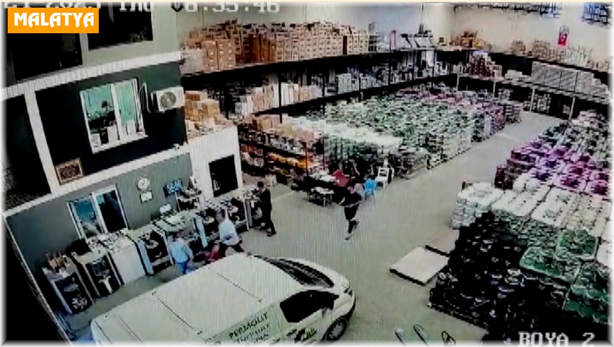 Deprem anında yaşananlar güvenlik kameralarına yansıdı