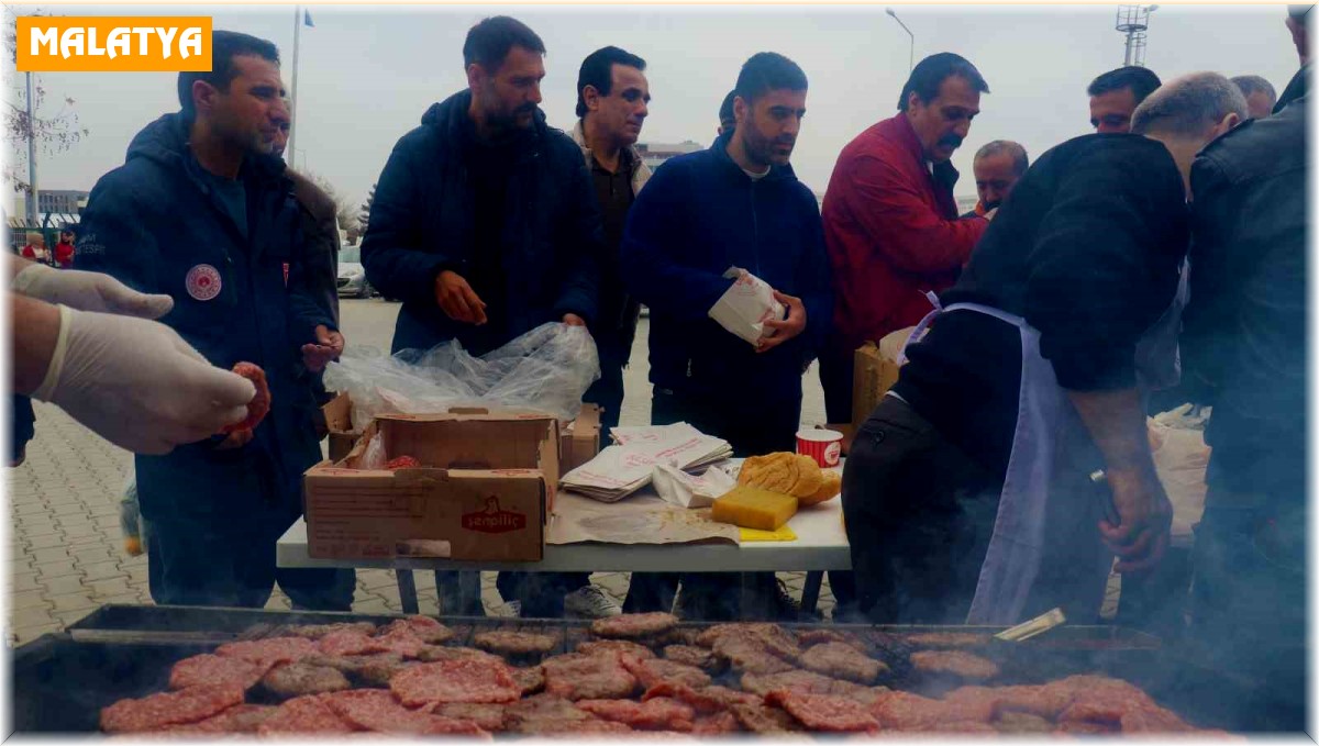 Deprem bölgesi Malatya'da 28 bin kişiye köfte ekmek dağıtıldı