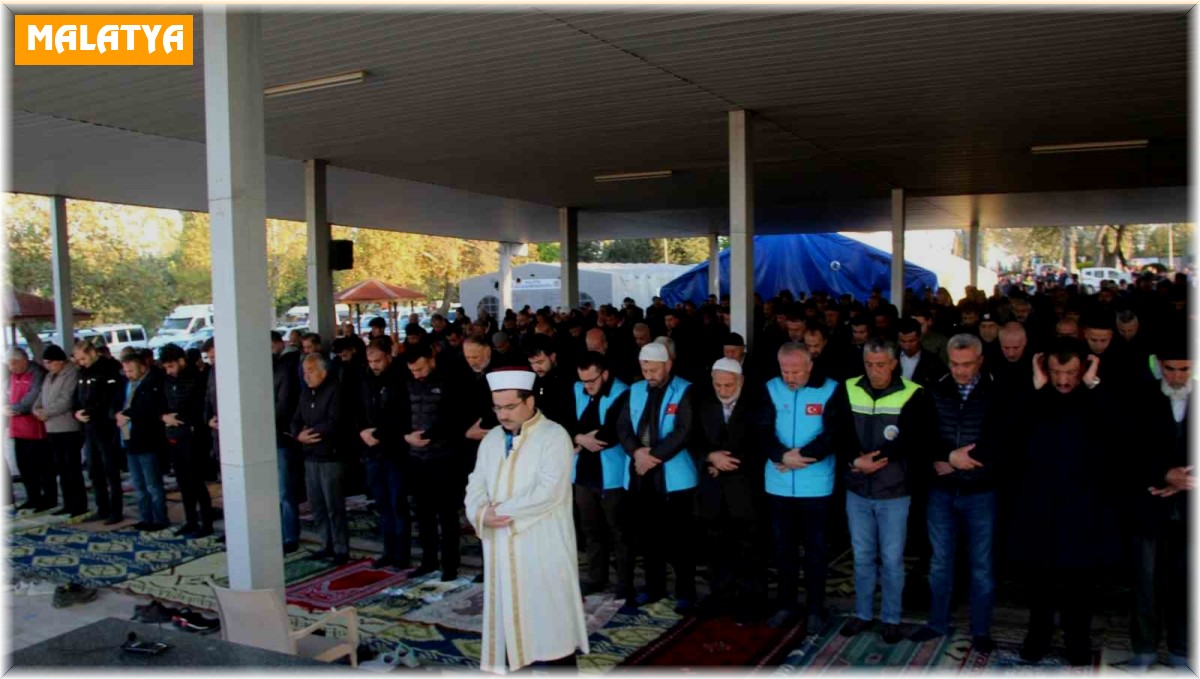Deprem bölgesi Malatya'da buruk Ramazan Bayramı sevinci