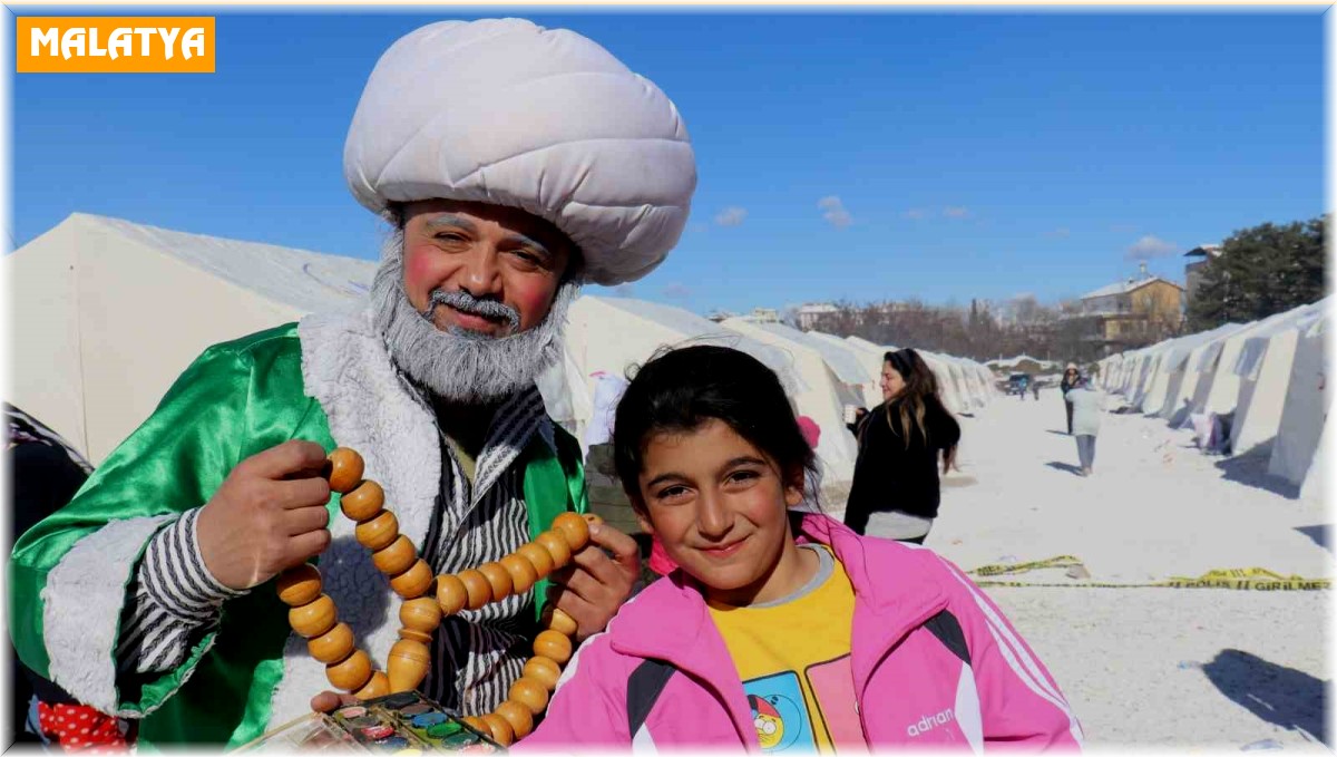 Deprem bölgesi Malatya'da çocuklar Nasrettin Hoca ile eğleniyor