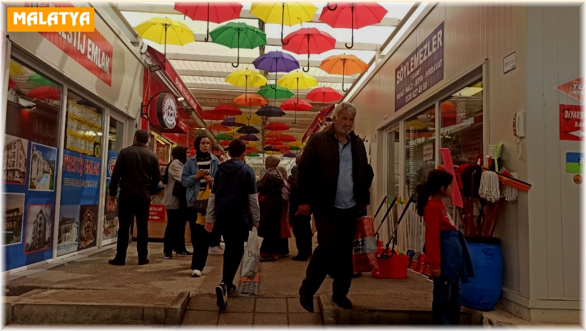 Deprem bölgesi Malatya'da konteyner çarşılarda yoğunluk yaşanıyor