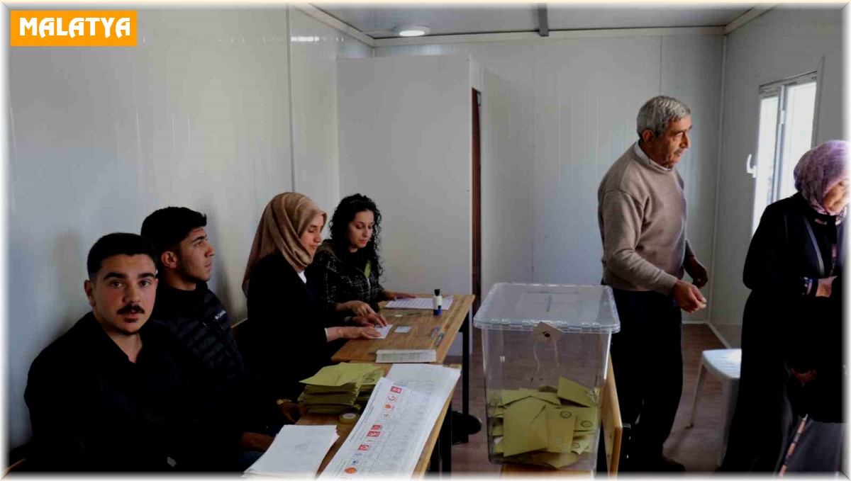 Deprem bölgesi Malatya'da vatandaşlar oy kullanmaya devam ediyor