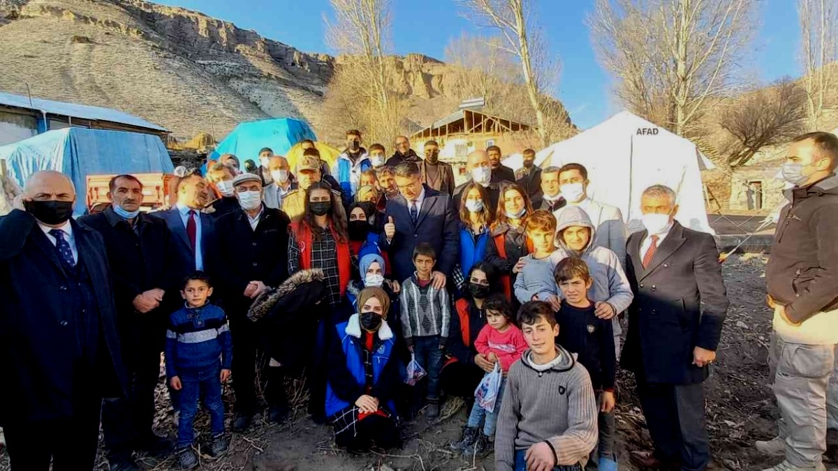 Deprem bölgesinde gönüllülük faaliyetlerine katıldılar