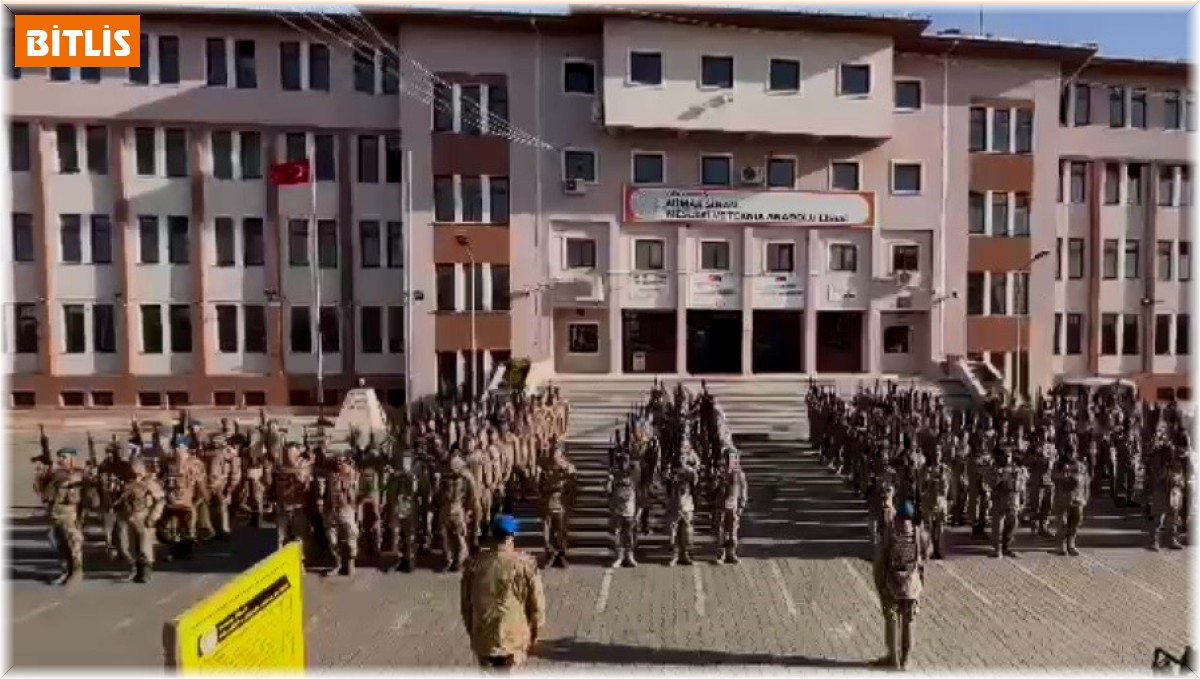 Deprem bölgesinde görev yapan Tatvan'daki komandolar görevlerini devretti