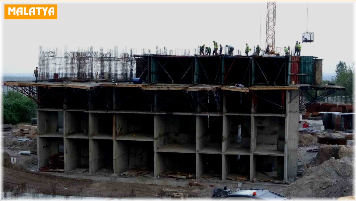 Deprem bölgesinde inşaatlar yükseliyor