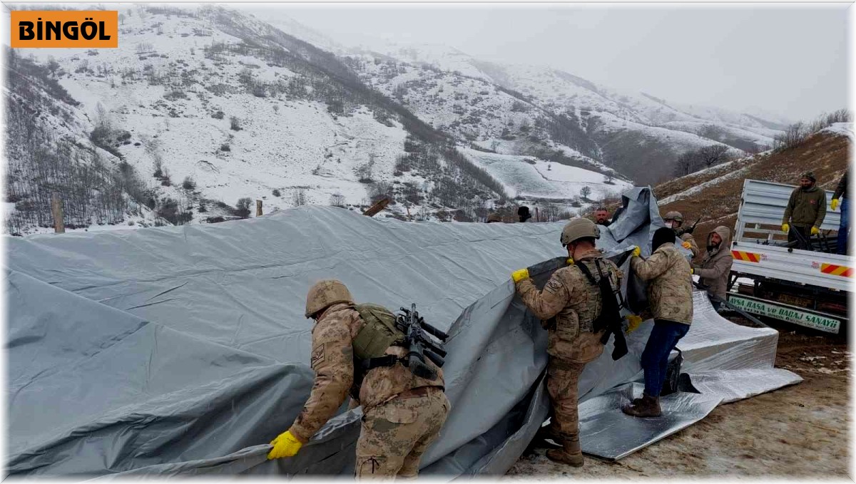 Deprem bölgesindeki hayvan çadırlarını Mehmetçik kurdu