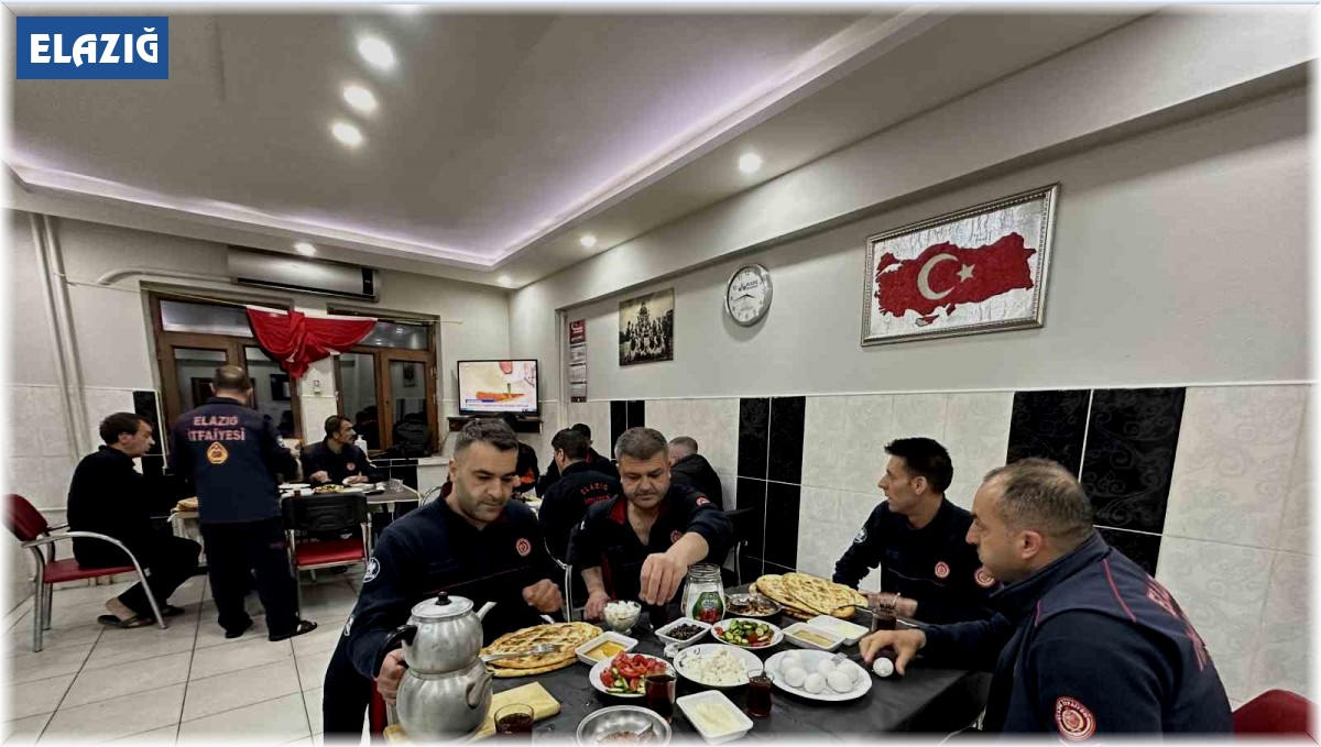 Deprem bölgesindeki itfaiyecilerin buruk sahuru