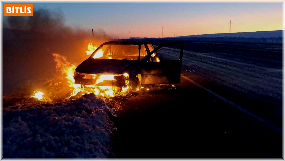 Deprem bölgesinden dönerken otomobilleri alev alev yandı