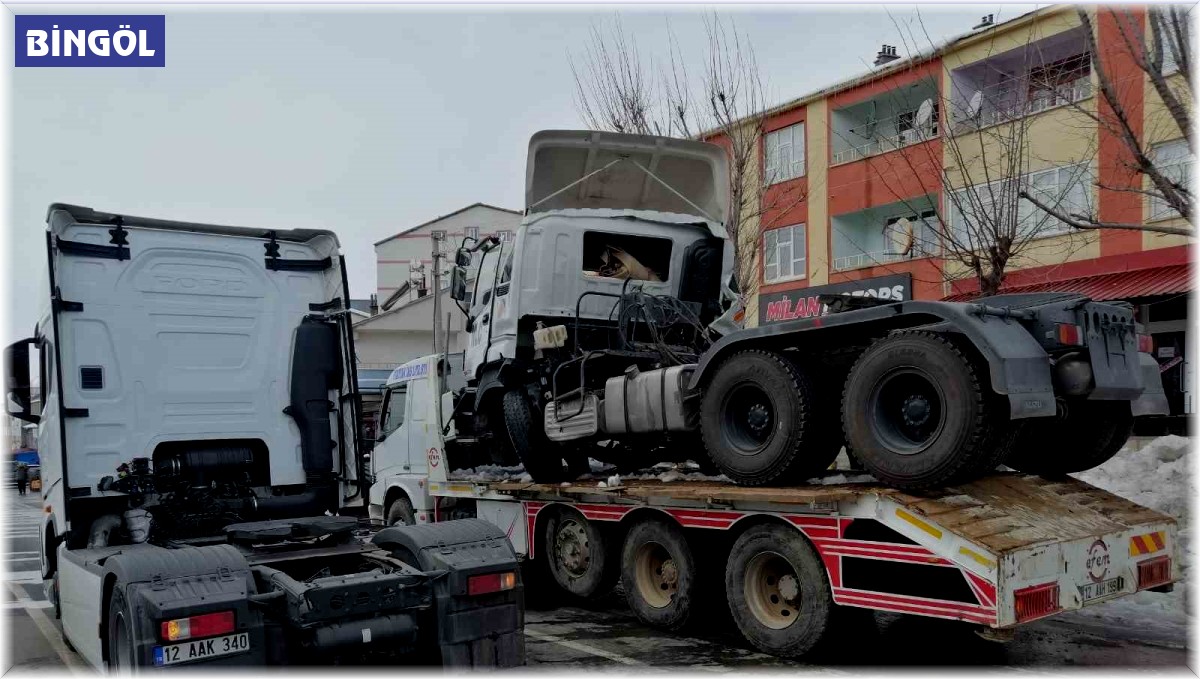 Deprem bölgesine giden yardım tırı, çöp kamyonuna çarptı: 1 yaralı