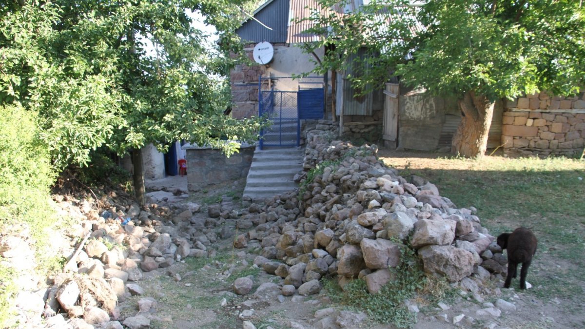 Deprem en çok Elazığ'ı etkiledi, hasar gün ağarınca ortaya çıktı