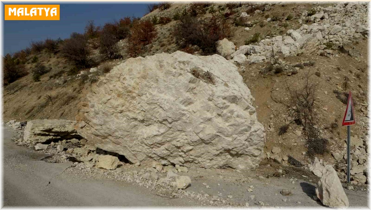 Deprem , Malatya'da dağları yerinde oynattı