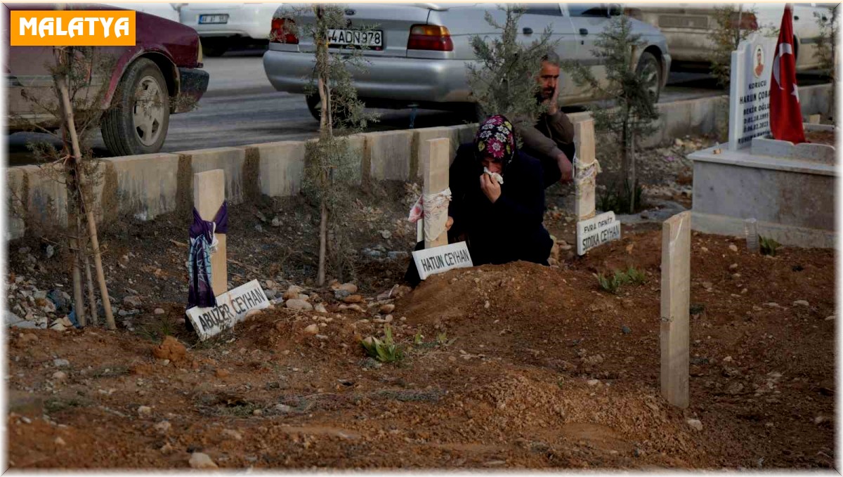 Deprem mezarlıklarında yas ve gözyaşı