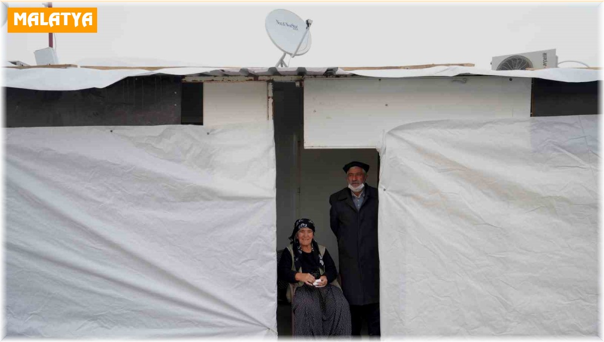 Deprem onu muhtarlık yaptığı köyünden kopardı