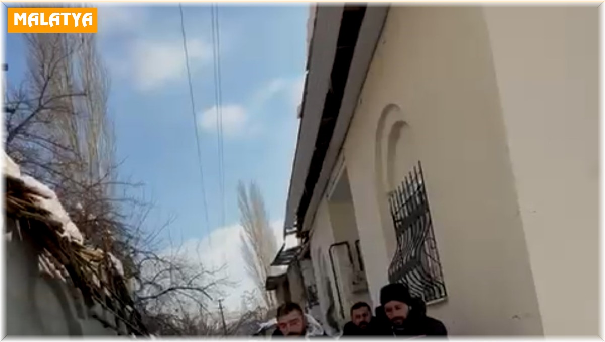 Deprem sonrası evinde yalnız kalan Alzheimer hastası kadına sağlıkçılar ulaştı