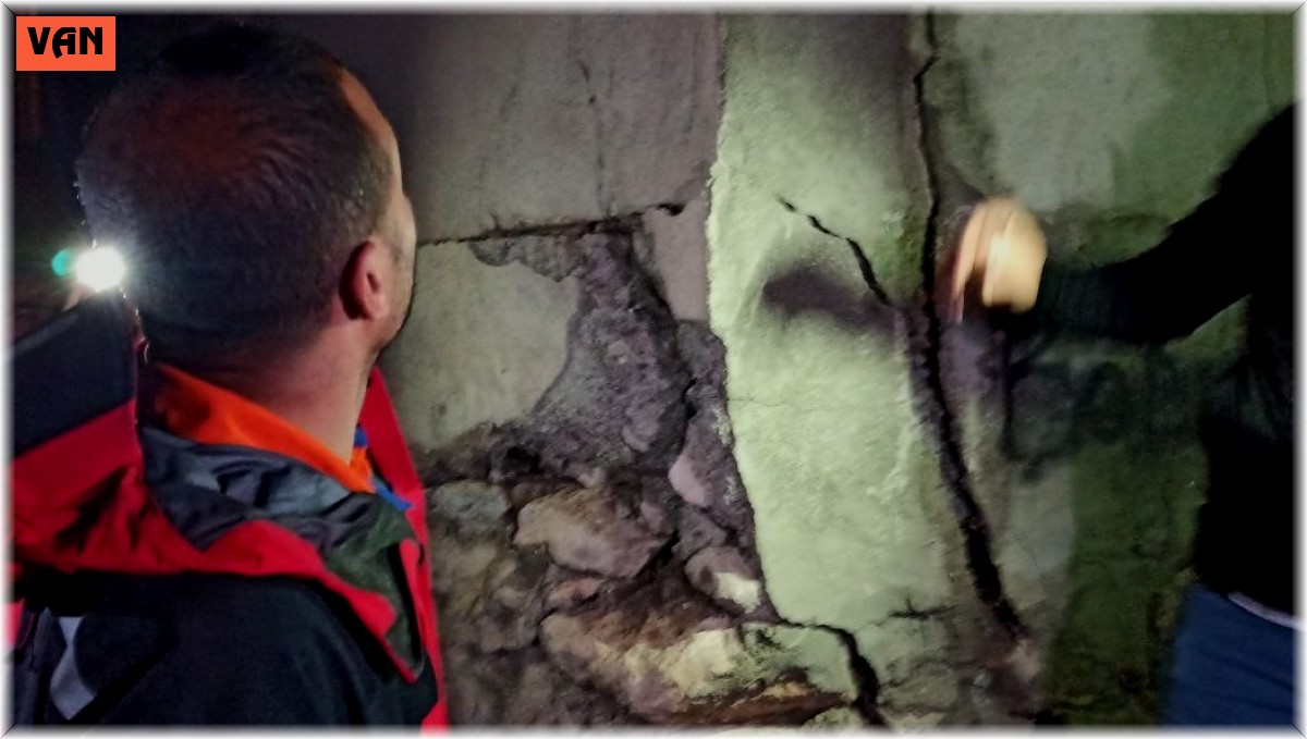 Deprem sonrası evlerde çatlaklar meydana geldi, Kaymakam Savar deprem bölgesinde incelemelerde bulundu