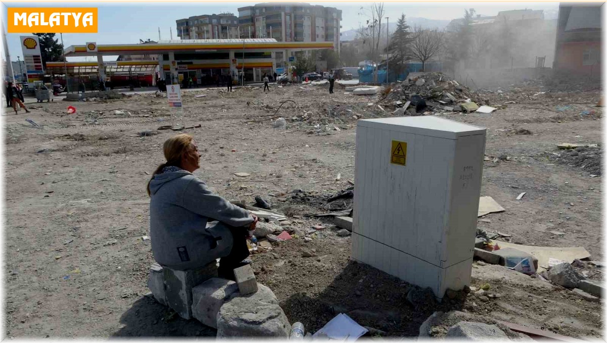 Depremde ağır hasar alan evinin yıkılışını gözyaşları ile izledi