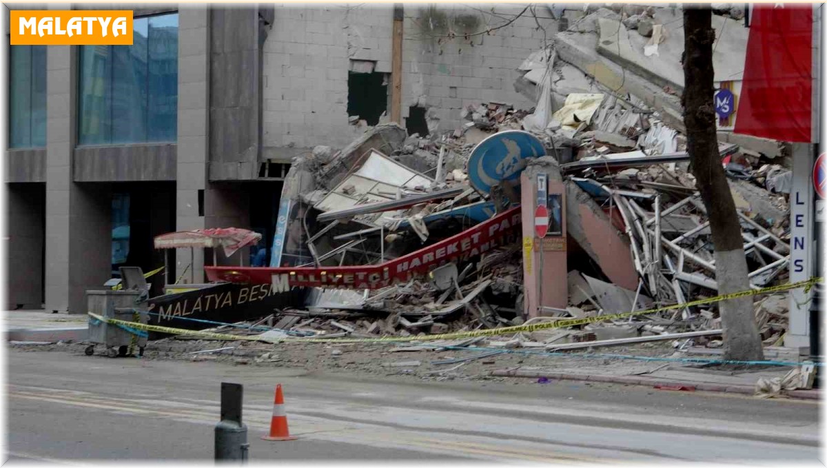 Depremde ağır hasar alan MHP il binası çöktü