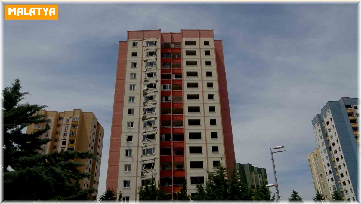 Depremde bir bölümü çöken binayı gören bir daha bakıyor